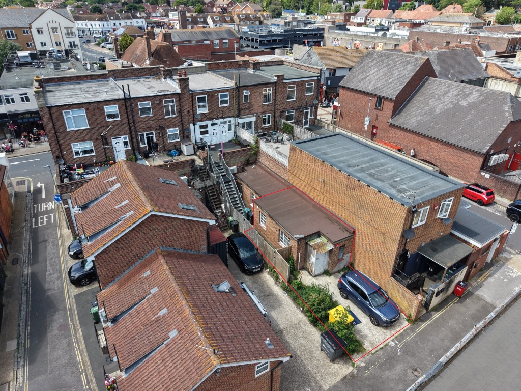 Lot: 30 - LAND AND BUILDING WITH IMPLEMENTED PLANNING PERMISSION FOR THREE FLATS - Aerial view of the rear of 51 High Street